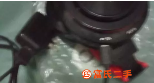 頭戴式重低音藍牙耳機。