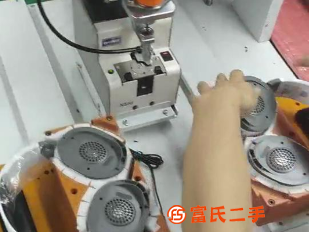 頭戴式耳機打螺絲機，威盛自動螺絲機