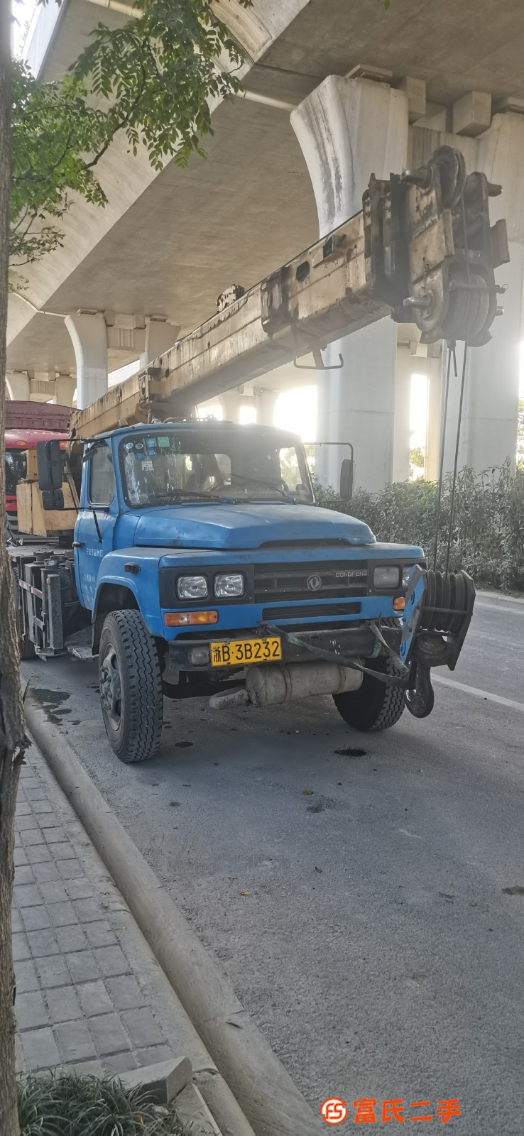 出售12年7月徐工8B.5吊車一臺(tái)，上下車空調(diào)
