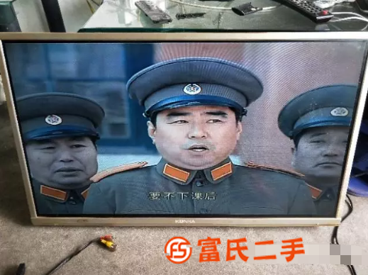 康佳32寸液晶電視出售，送掛架