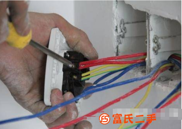 溫州“勤奮路”電路短路維修，更換面板插座，安裝燈具