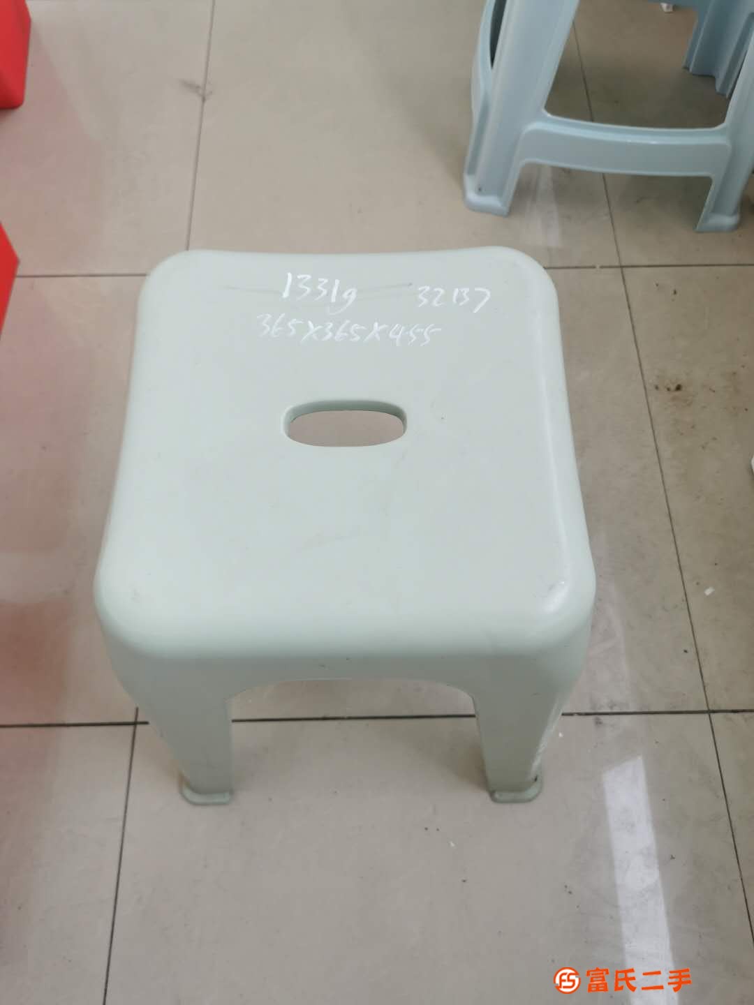 凳子