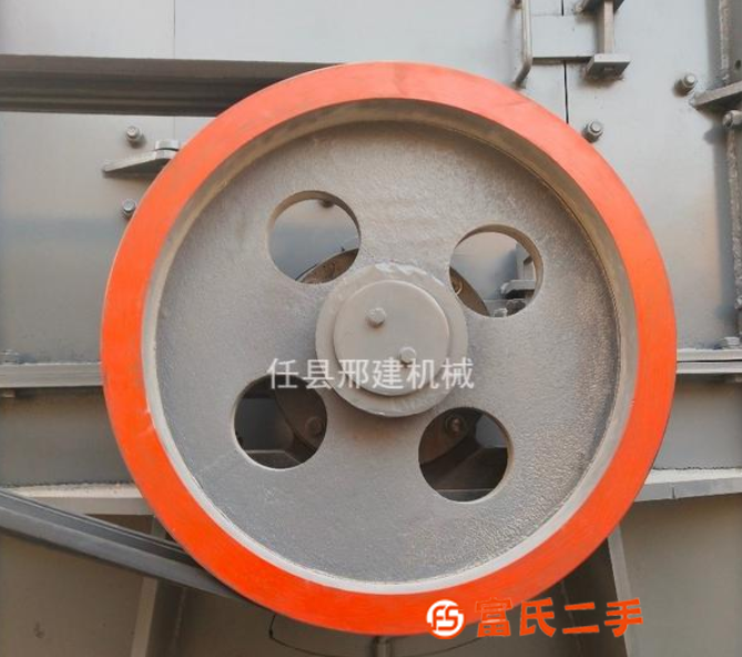 轉讓移動式大型鵝卵石破碎機 柴油動力破碎機