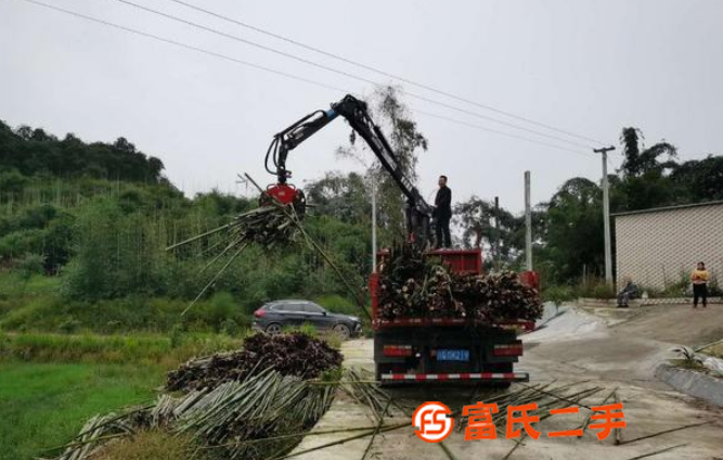 轉(zhuǎn)讓隨車(chē)吊抓木機(jī),一車(chē)多用。