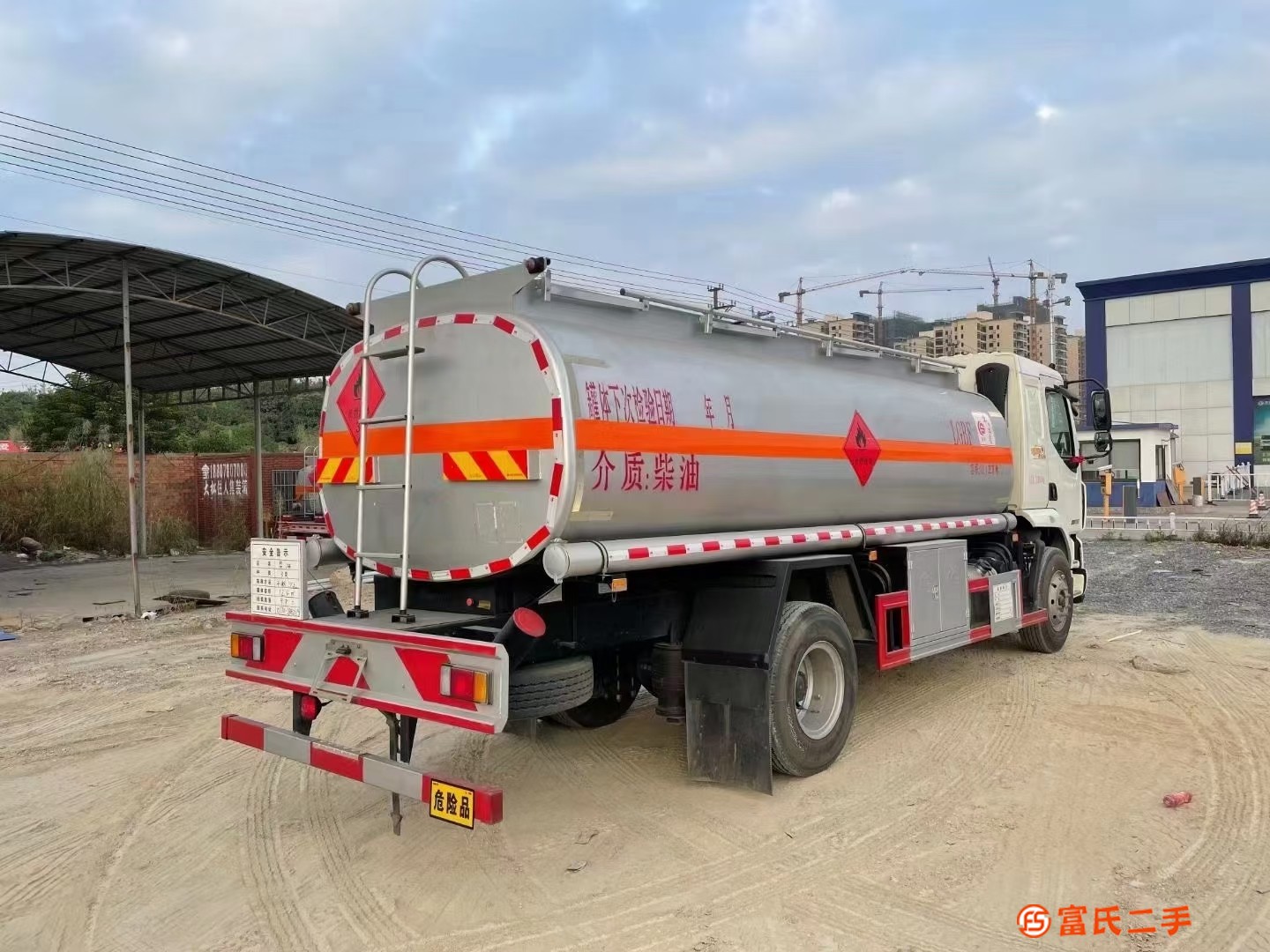 柳汽12噸油罐車 上高速裝10噸不超載