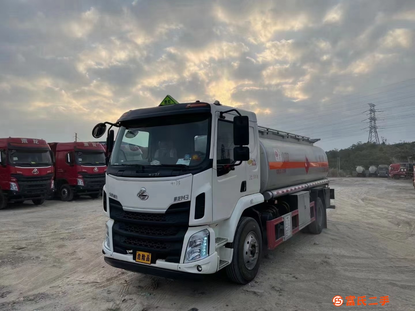 二手額載10噸的油罐車多少錢一輛