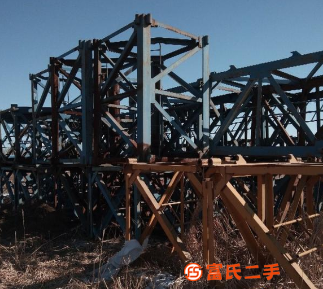 高價回收各種型號廢舊塔吊木方架桿成品鋼材等工地物資