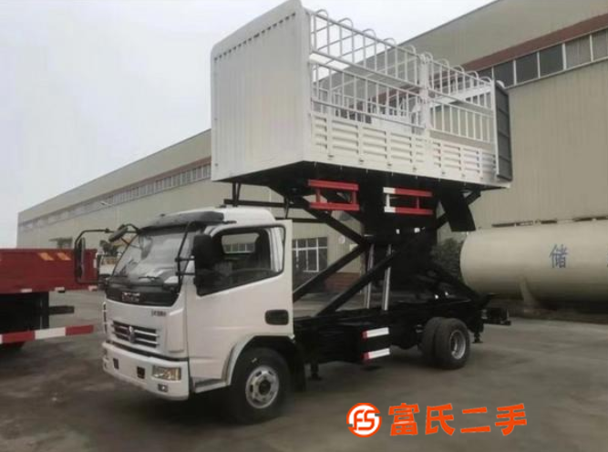 低價出售拉豬，拉牛，拉羊類活禽車，帶升降平臺功能。倉欄車