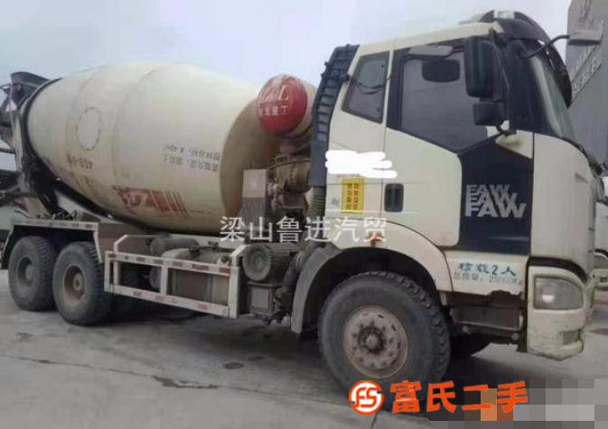 出售一臺(tái)14年9月份國(guó)四解放大12拉14方攪拌罐車(chē),車(chē)況精品