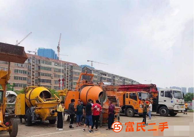 轉(zhuǎn)讓二手天拓混凝土攪拌泵車一體機(jī)