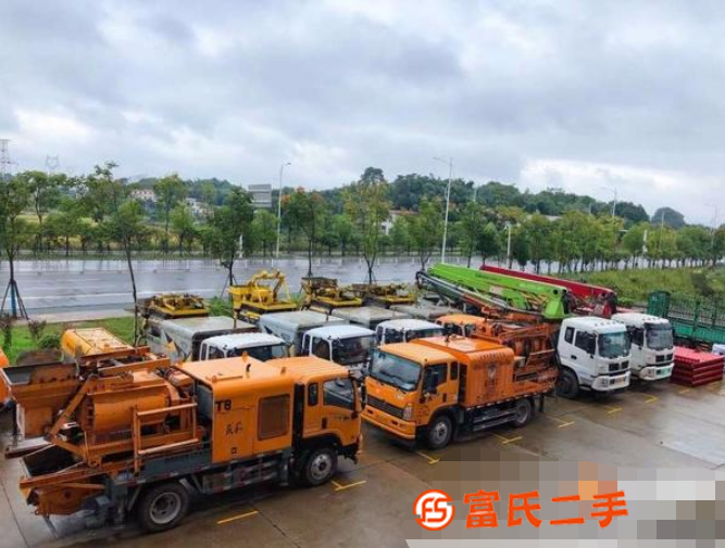 轉(zhuǎn)讓二手三民小型混凝土攪拌泵車