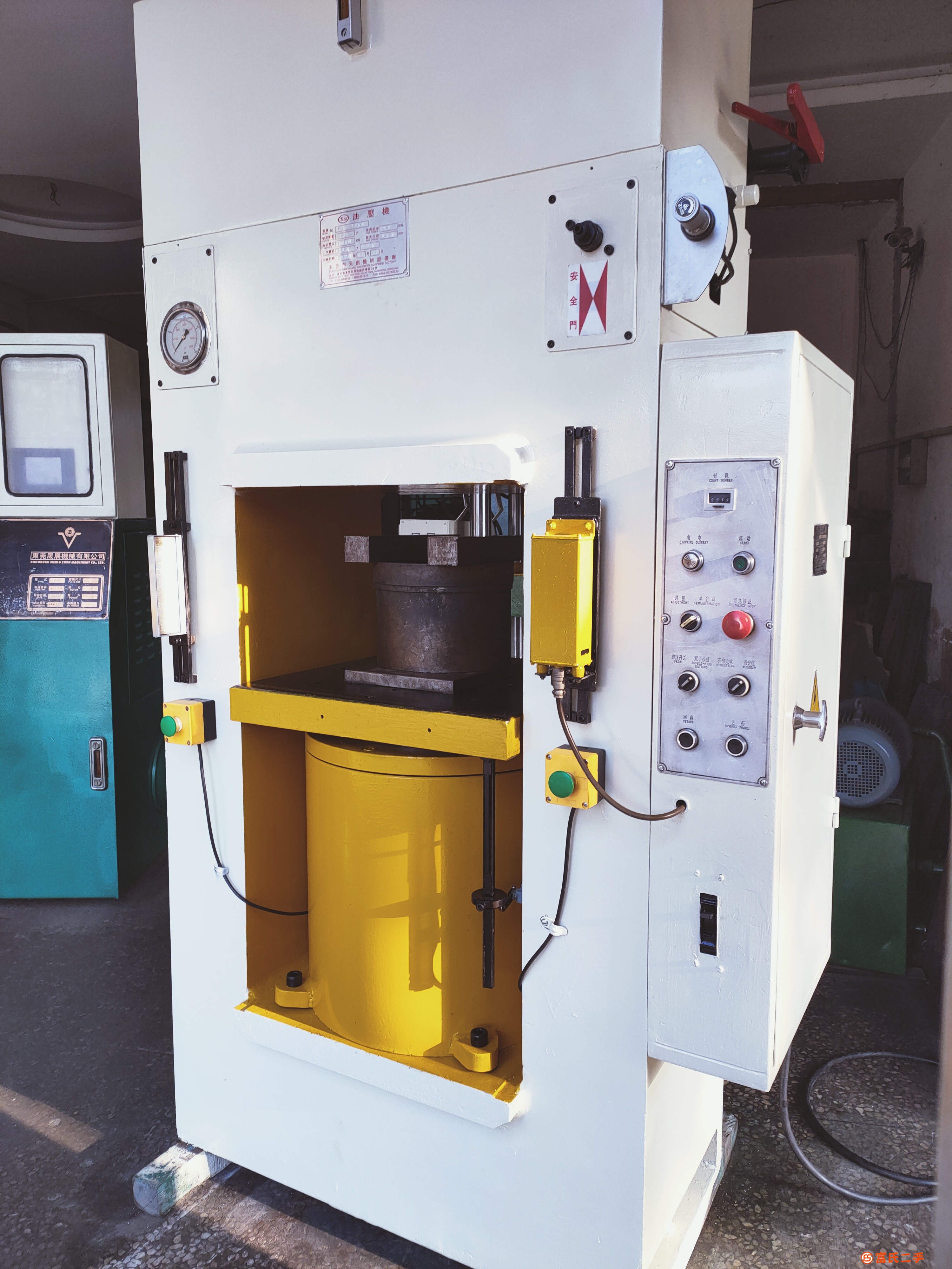 300噸框架式液壓機油壓機