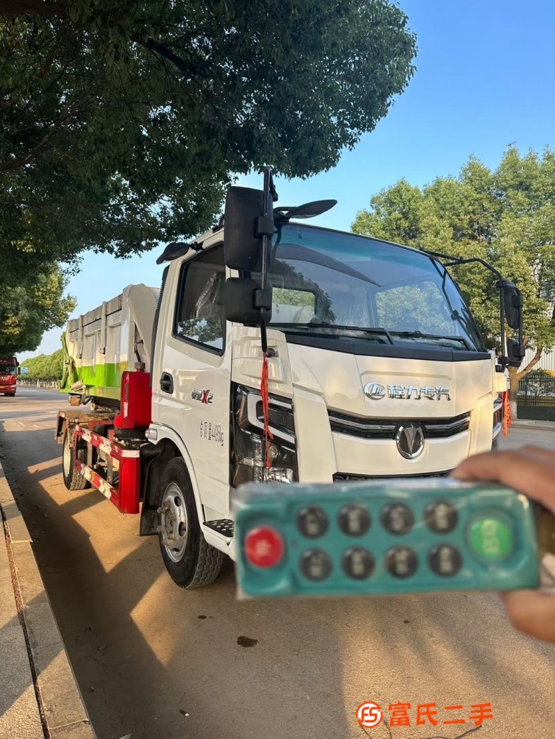 A new 23 years Aochi blue hook arm garbage truck. Yunnei 150 horsepower, small eight-speed gearbox, 