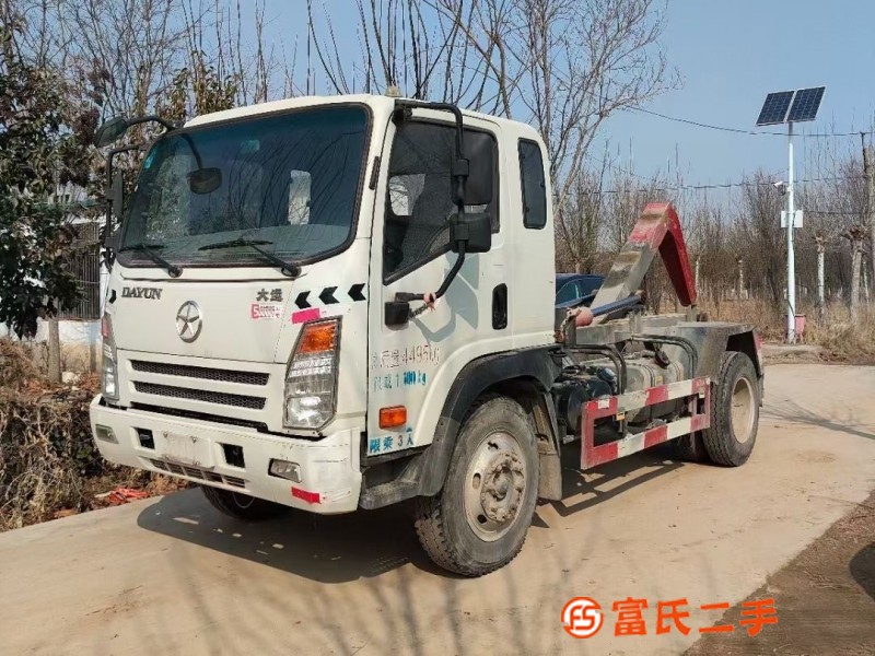 Newly arrived Universiade Hook Arm Garbage Truck, licensed in April 2019, National Five Blue Brand, 