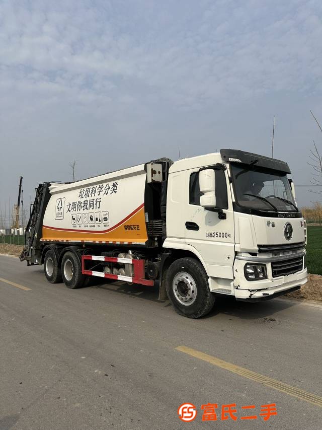 A new Shaanxi Automobile Xuan Deyi 6 Pioneer Edition rear eight wheel compression garbage class vehi