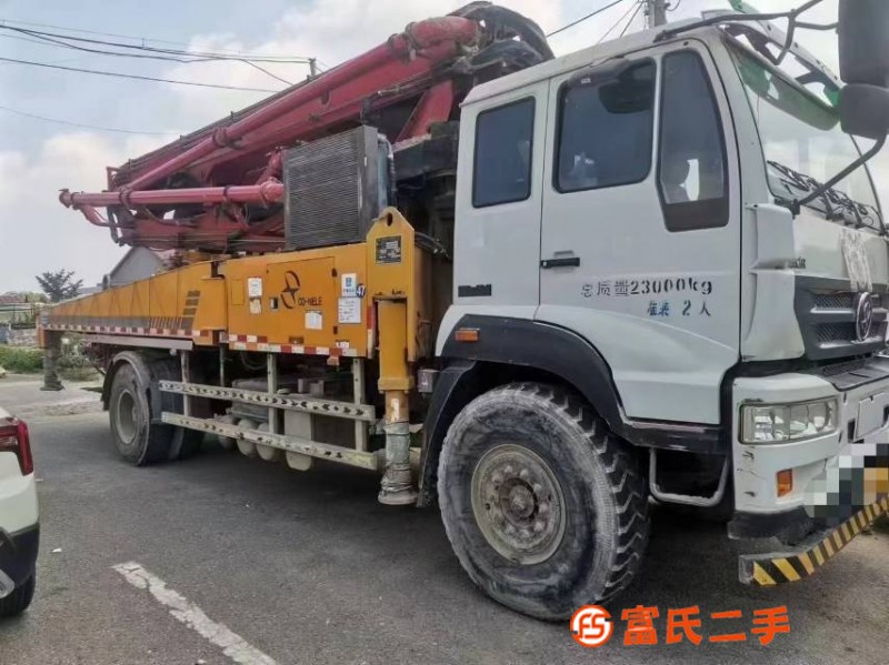 Two 19th-century Konil 37-meter pump trucks, working daily. The condition of the vehicles is that th