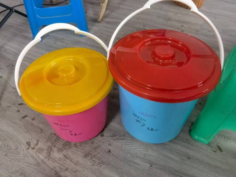 Handheld bucket with lid