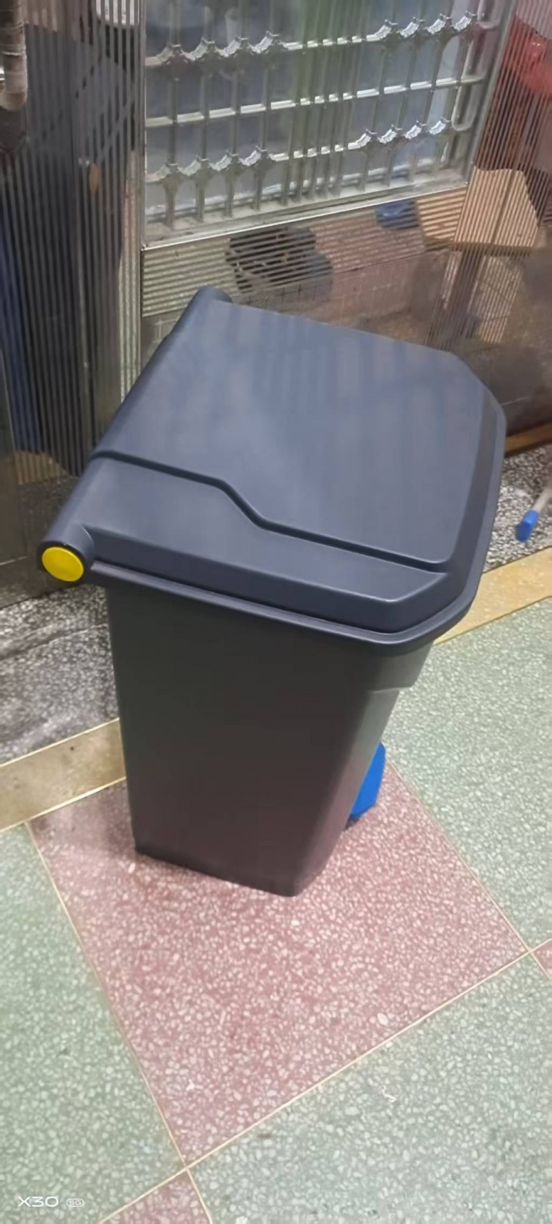 Flip up trash can